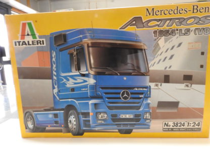 Italeri 3824 LKW Truck Mercedes-Benz Actros 2003 M1:24 Model Kit Bausatz 